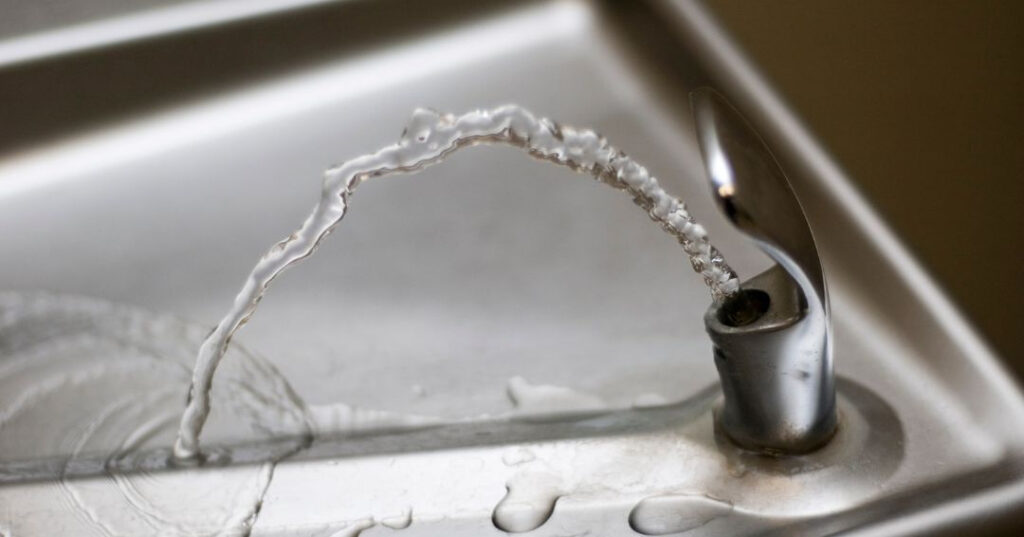 Conserto de Bebedouro em Juiz de Fora | Assistência Perto de Mim vazamento de agua no bebedouro
